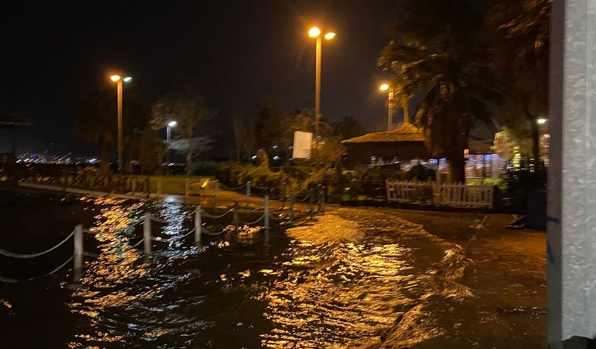 Kocaeli’de Deniz Taştı, Sahil Sular Altında Kaldı