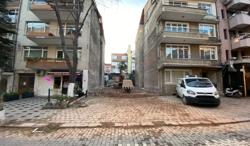 İzmit’te Ağır Hasarlı Bina Yıkıldı, Boş Arsa İçin Planlar Belirsiz