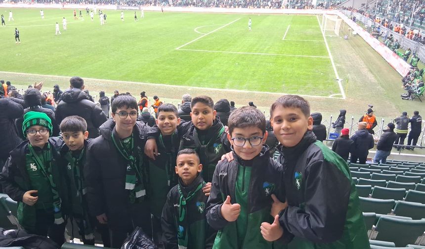 Sokaktaki Gol Sevinci Tribüne Taşındı: O Çocuklar Maçta Yerini Aldı