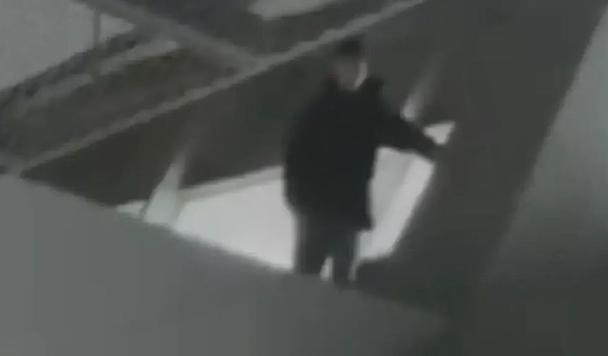 Yine Aynı Tehlike! Dev Maçta Genç Taraftar Tribünden Atlamaya Kalktı