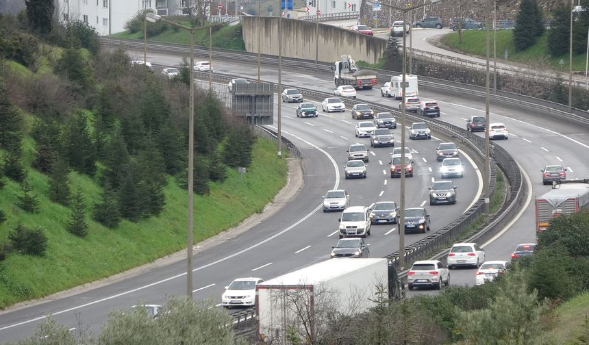 Kocaeli Bayramdan Dönüyor: TEM'de Yoğunluk Gözlemlendi