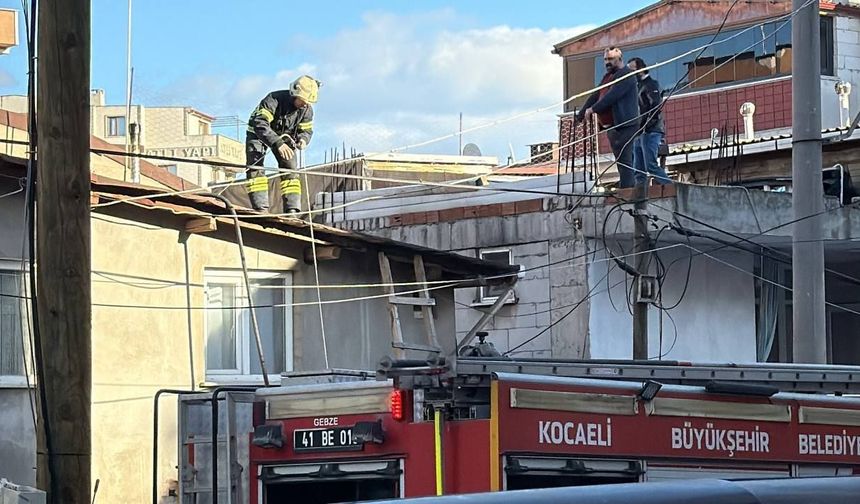Kocaeli’de Korkutan Yangın: Çatı Alevlere Teslim Oldu
