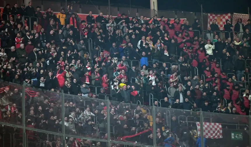 Liverpool Taraftarından Atatürk Pankartı