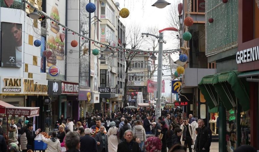 İzmit’te Bayram Yoğunluğu: Caddelerde Adım Atacak Yer Kalmadı