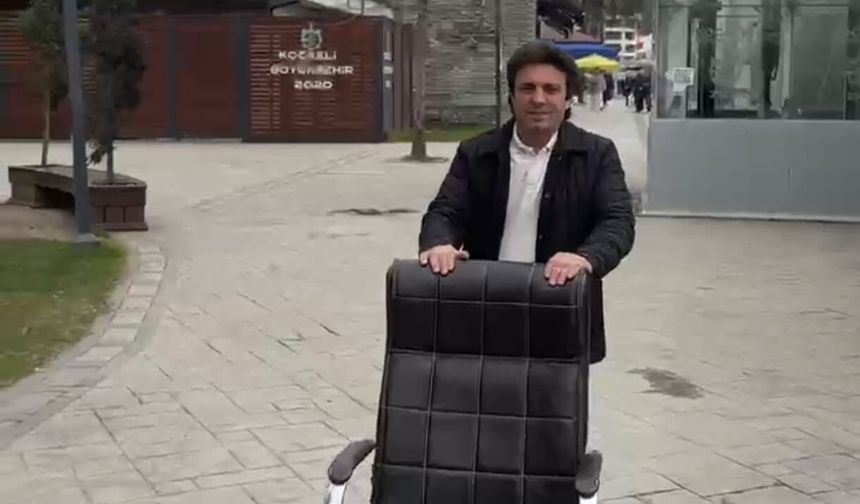 Gören dönüp bir daha baktı: Koltuğunu sokakta taşıdı