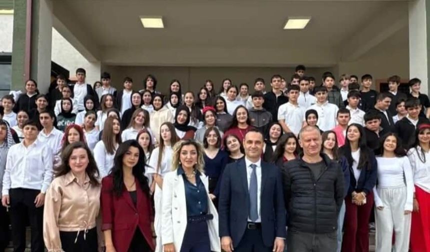 Kocaeli'nin Yürekli Gençlerinden 'Gelecek Biziz' Mesajı