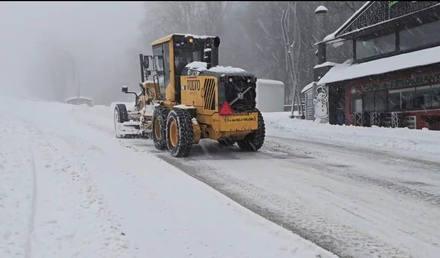 Bayram sabahı Kartepe’ye kar sürprizi