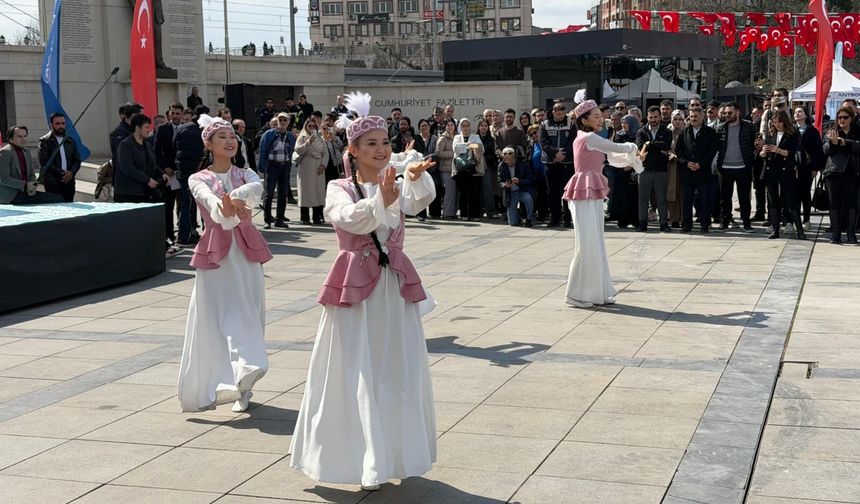 Kent Meydanı'nda Nevruz coşkusu: Ateş yakıldı, demir dövüldü