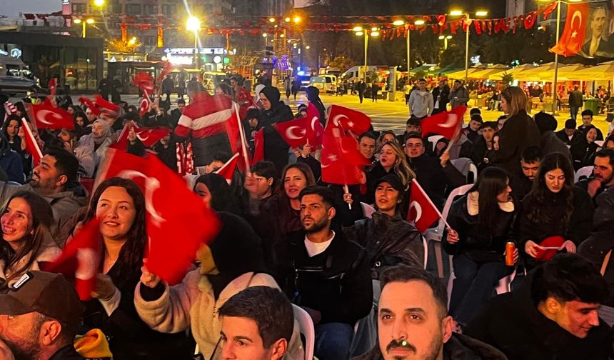 Milliler sahada, İzmit tek yürek