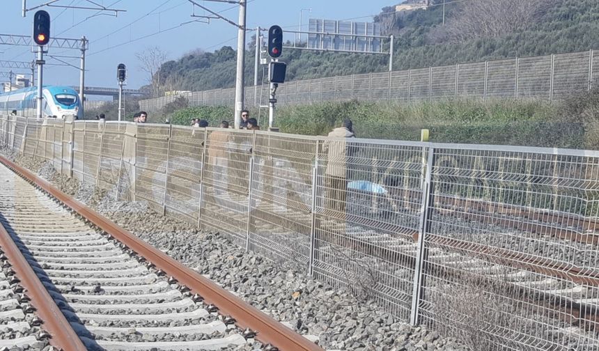 Raylara atlayan kişinin cansız bedenine ulaşıldı