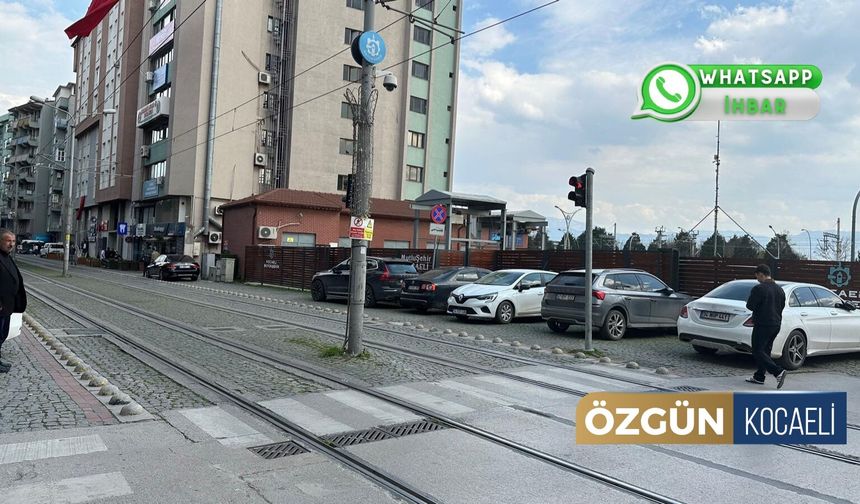 Tramvay hattında park tehlikesi: Yaya geçişi işgal altında