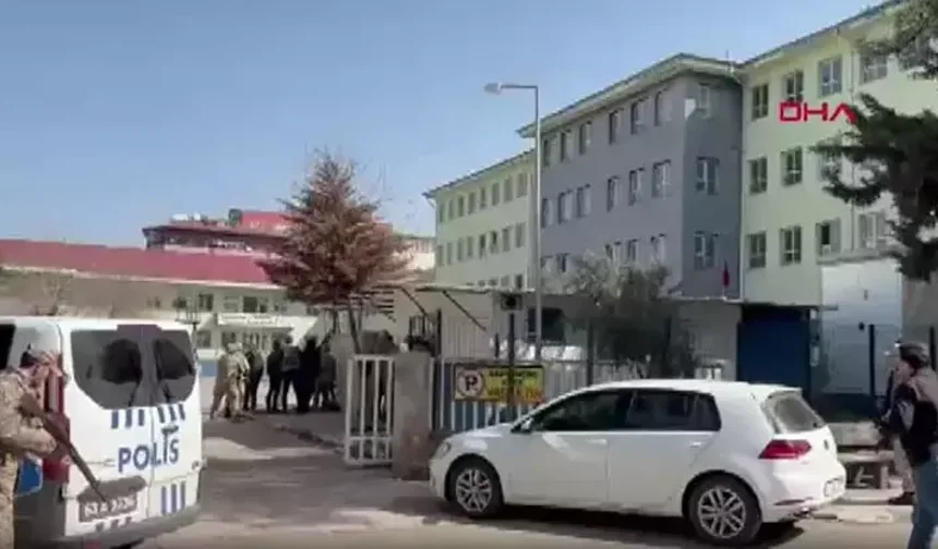 SON DAKİKA: Liseye Silahla Dalıp Taradılar! 7 Yaralı
