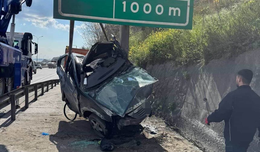 Kocaeli TEM'de Otomobil Yön Levhasına Saplandı