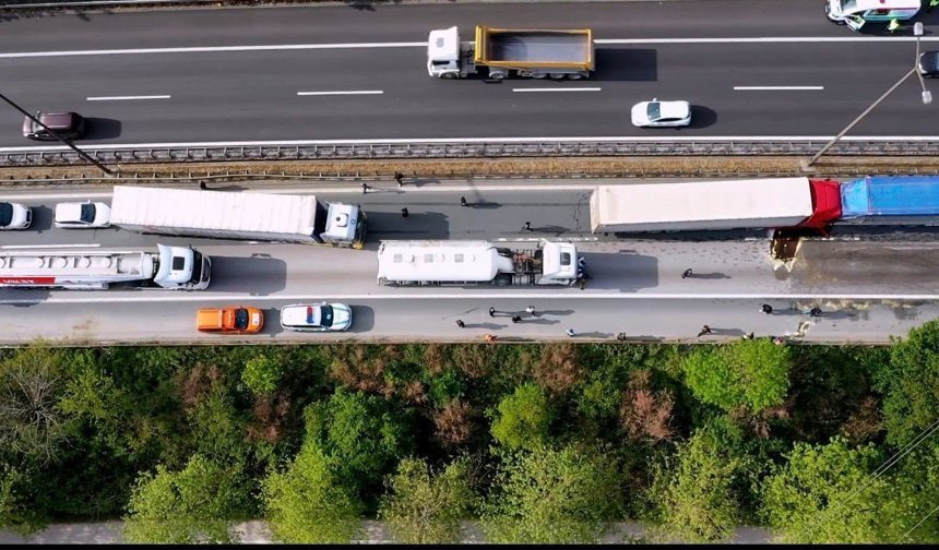 Kocaeli TEM’de 6 TIR Birbirine Girdi