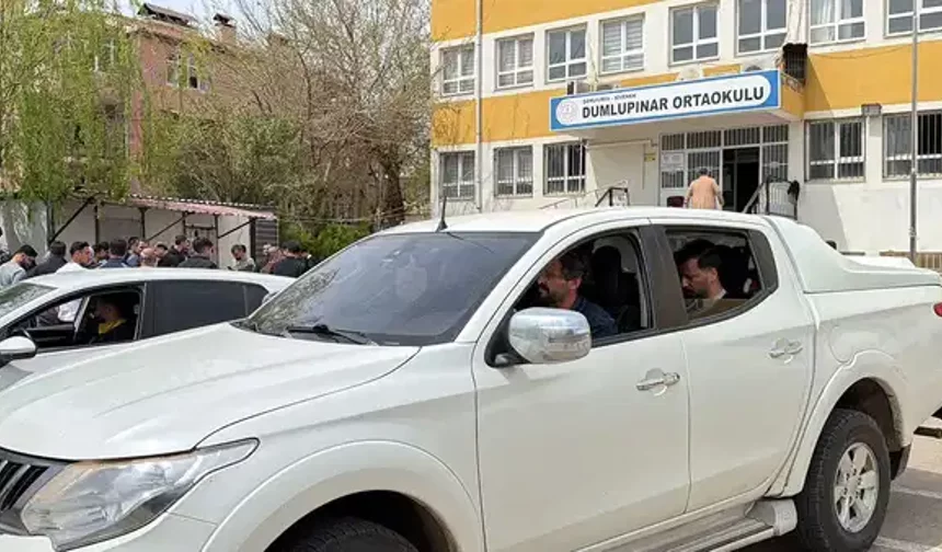 SON DAKİKA! Ortaokulda Saldırı: Polis Etkisiz Hale Getirdi