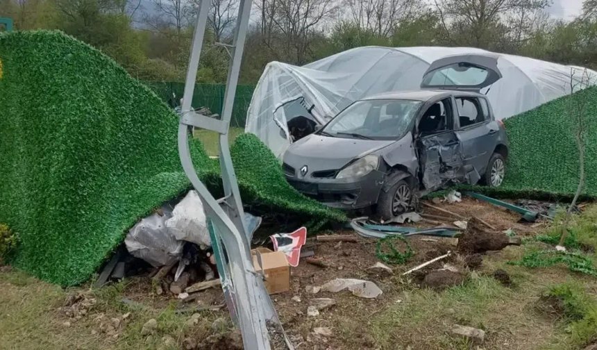 Kartepe’de kontrolden çıkan otomobil seraya daldı! 4 kişi yaralandı