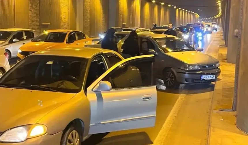 Seka Tüneli’nde korku dolu anlar: 4 araç birbirine girdi