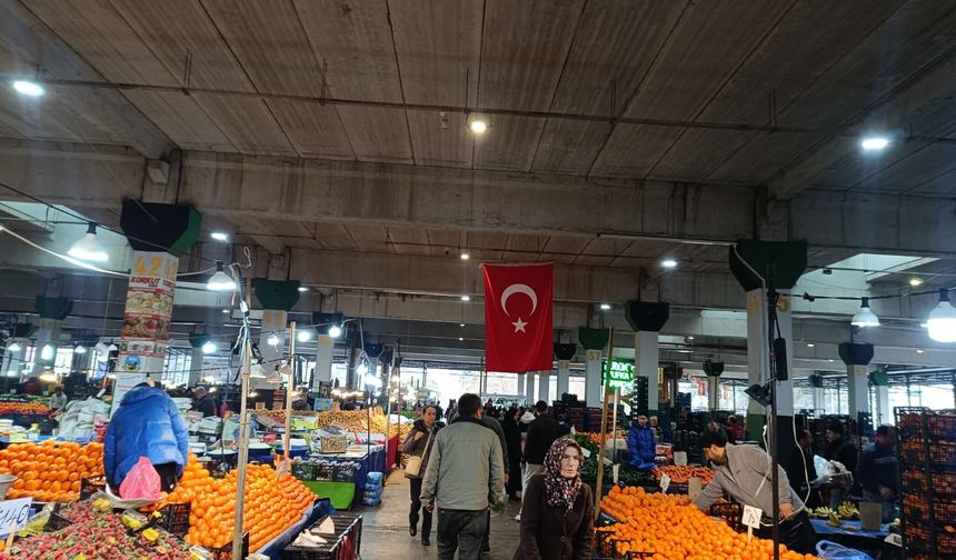 İzmit’te Doğu Kışla Pazarı’nda Ucuzluk Devam Ediyor