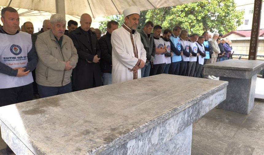 Hayatını kaybedenler için sendika önlükleriyle cenaze namazı
