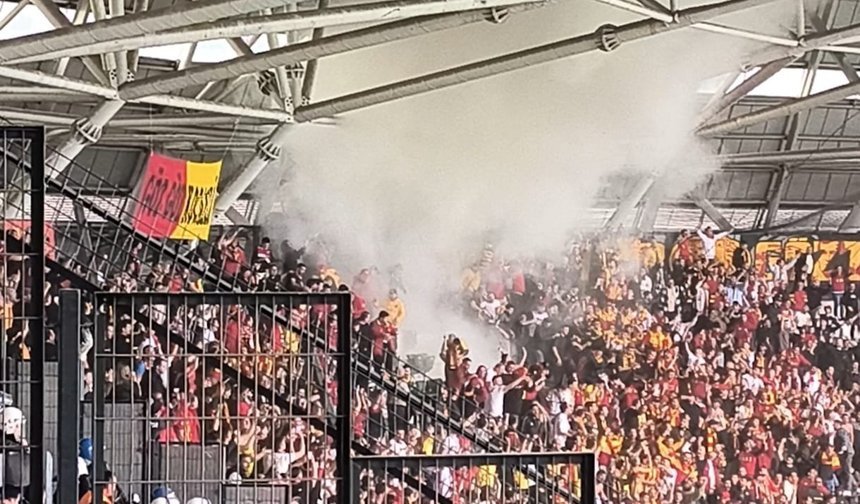 Göztepe taraftarı tribünde yangın tüpü sıktı