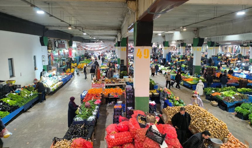 İzmit Perşembe Pazarı'nda Sabah Sakinliği