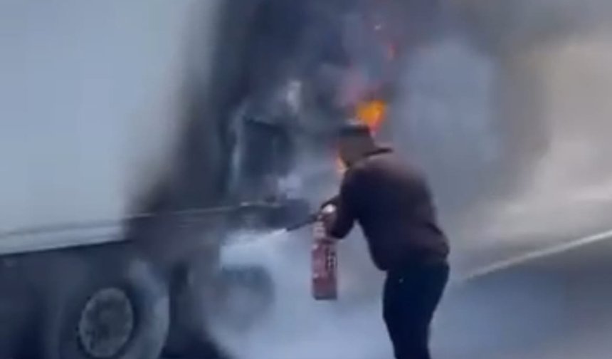 Otoyolda dorse alev aldı