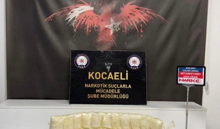 İzmit'te Vücuduna 7 Kilo Metamfetamin Saran Şüpheliler Yakalandı