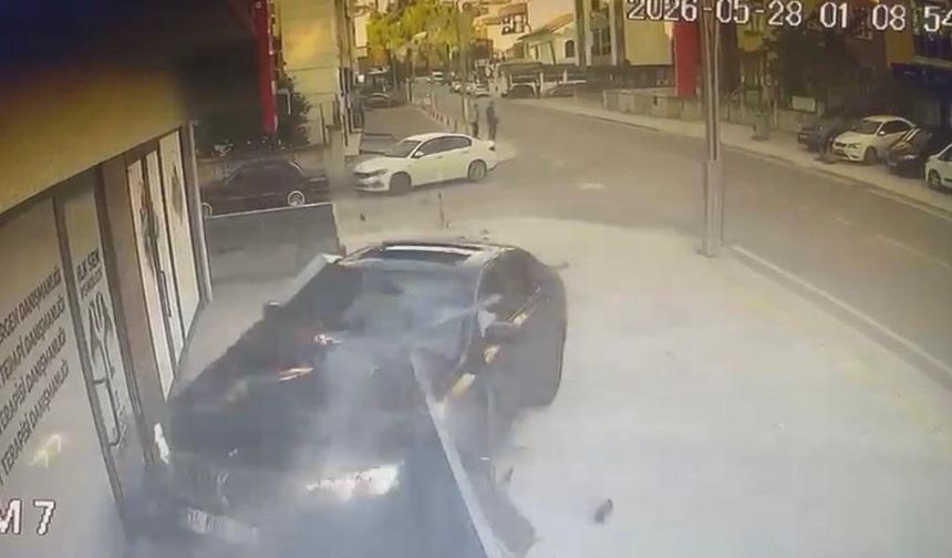 İzmit'te İşletmeye Dalan Araç Kamerada
