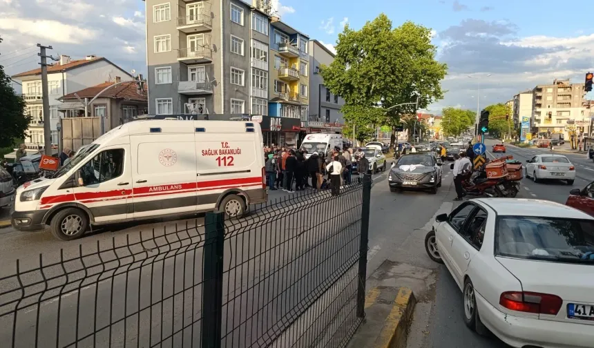 Gölcük’te Işıklı Kavşakta Korkutan Kaza