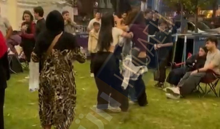 Gökhan Türkmen Konseri Öncesi Genç Kızlar Birbirine Girdi