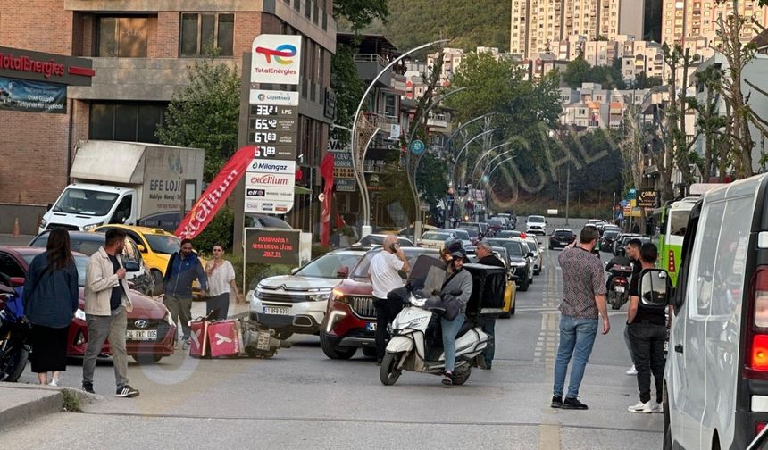 İki Araç Ve Motosiklet Çarpıştı: Kurye Yola Savruldu