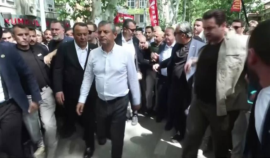 Özgür Özel Anıtkabir'e Yürüyor