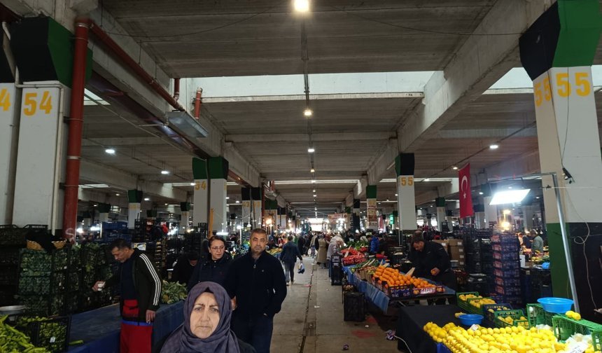 Doğu Kışla Pazarı'nda Tezgahlar Dolu Cepler Boş Kaldı