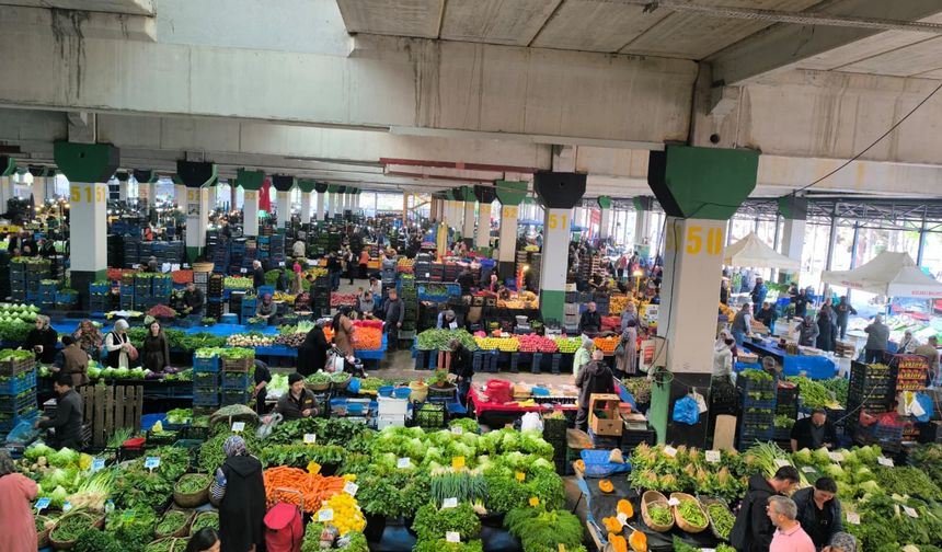 Cumartesi Pazarında Tezgahlar Renkli Fiyatlar Dengeli