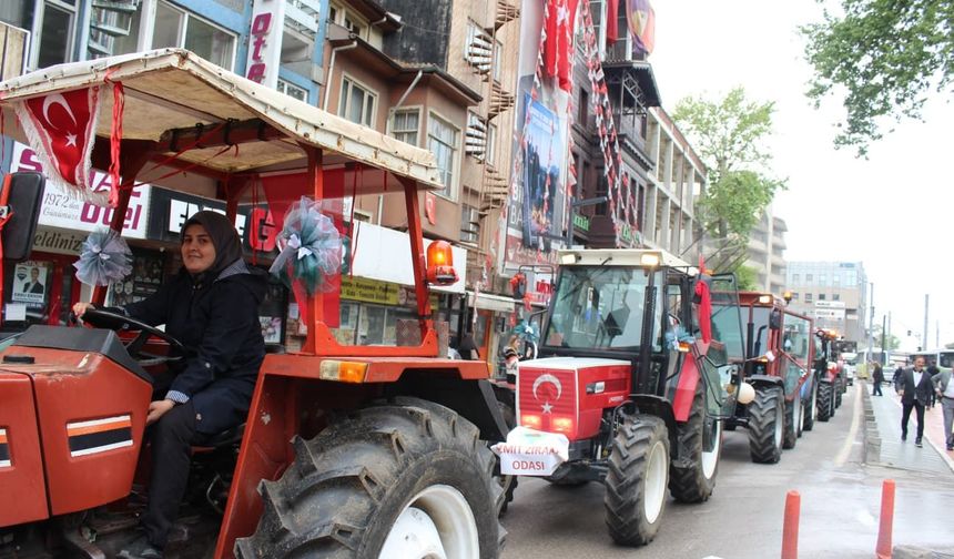 Çiftçilerden Festival Gibi Yürüyüş! Traktörlerle Geldiler