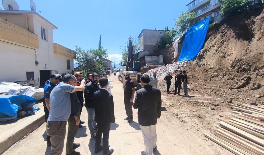 Vali Aktaş İzmit’te Toprak Kayması Bölgesini İnceledi