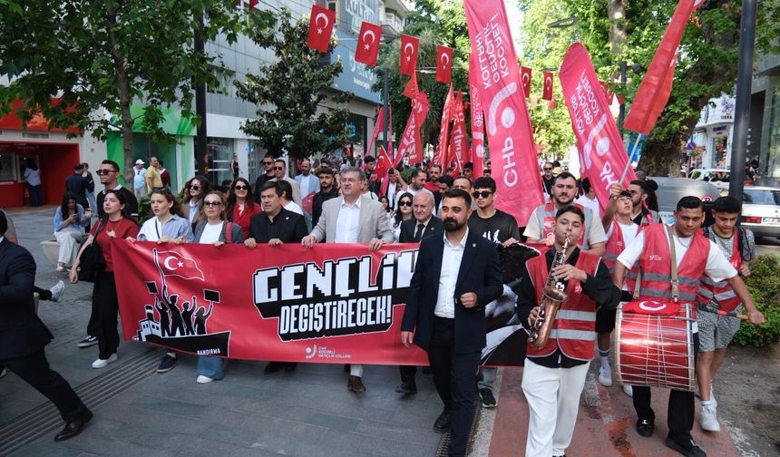 Kocaeli Gençlik Örgütleri’nden Coşkulu 19 Mayıs Kutlaması