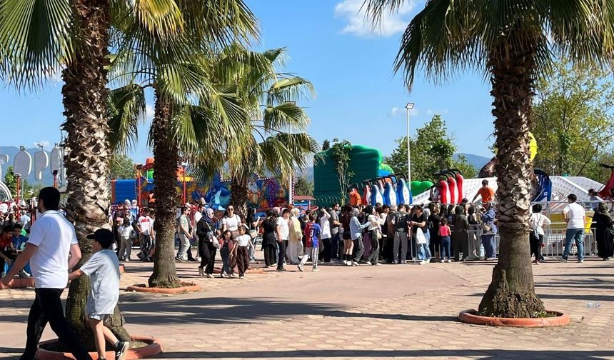 Karneval’de Lunapark Kuyruğu