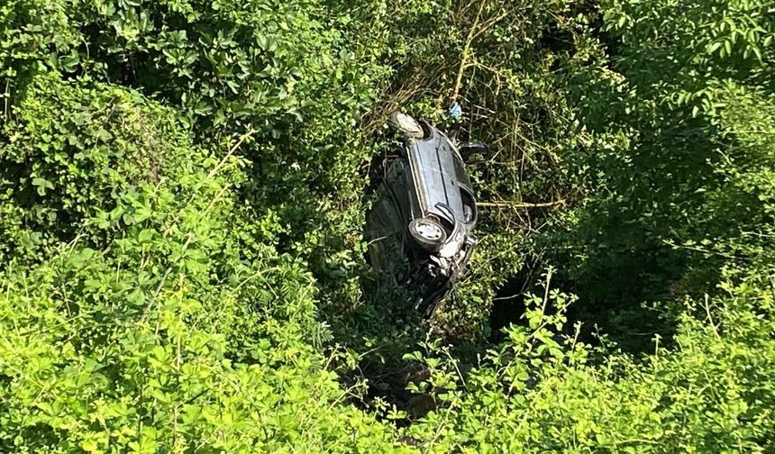 Kocaeli'de Otomobil 80 Metreden Uçuruma Düştü