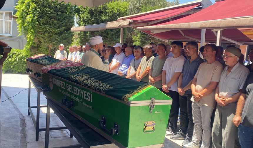 Tatil yolunda can veren Kocaelili anne kız yan yana toprağa verildi