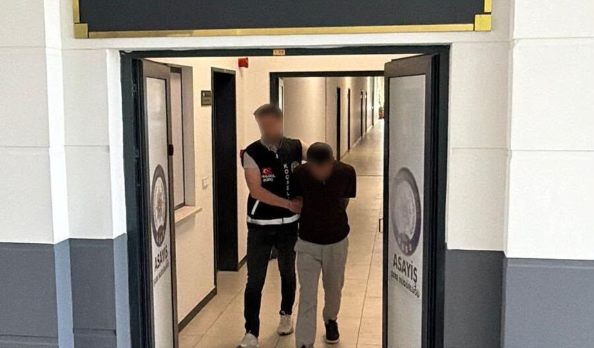 Kendisini Polis Olarak Tanıttı, Altın ve Parayla Yakalandı