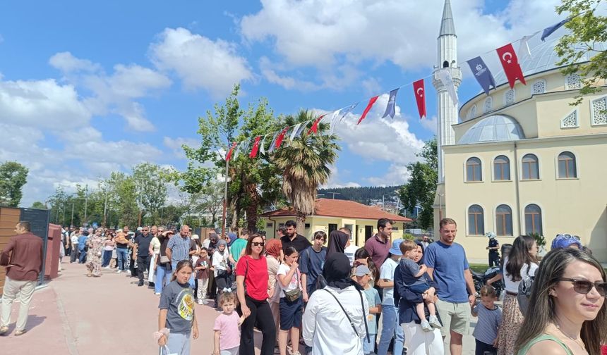 Körfez Aqua'da Ziyaretçi Akını! Metrelerce Kuyruk Oluştu