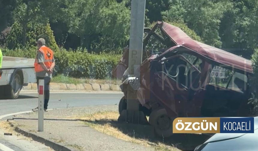 Kartepe'de Minibüs Ok Gibi Saplandı: 1 Ölü 2 Yaralı