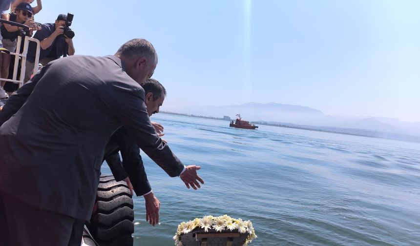 İzmit Körfezi'nde deniz şehitlerine çelenk
