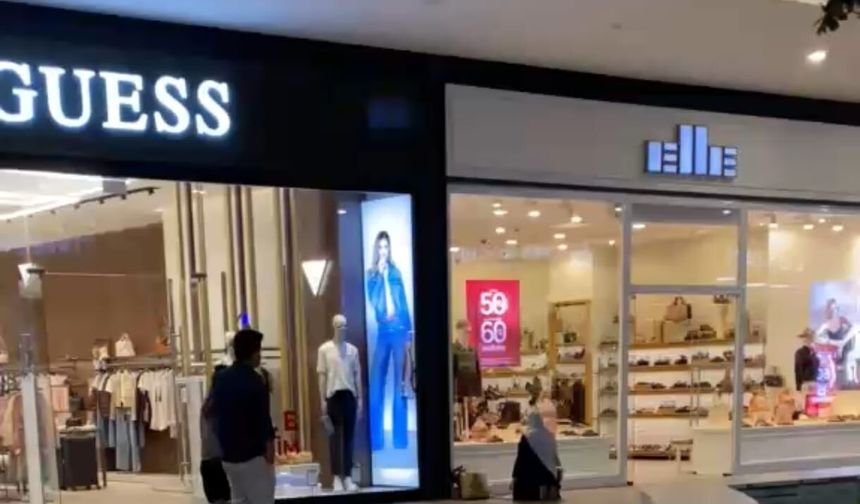 Mescit varken AVM'nin ortasında namaz kıldı