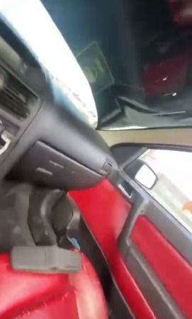 <p>Görüntülerde; seyir halindeki otomobilin aniden açılan kaputunun aracın ön camına çarpması ile birlikte verdiği zarar yer aldı.</p>