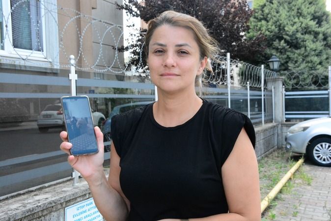 <p>Kazanın nasıl olduğunu anlatan Burcu Kübra Yıldırım, "Köpeğim çok enerjik bir hayvan olduğu için gece geç saatlerde bu parkın etrafında oynatıyordum. Parkta da insanlar vardı, gece karanlığında havlarsa insanlar korkar diye buraya getirdim. Burada onun başka bir köpek arkadaşı vardı. Onu görüp heyecanla yola atladığı sırada yoldan gelen çok hızlı bir araba köpeğim Casper'a çarptı ve gitti. Bırakın durmayı kamera görüntülerinde de görünüyor ki fren lambası bile yanmadı. Herhangi bir canlıya çarpmış gibi değil bir taşa çarpmış gibi bırakıp gitti. Arkadaşımız köpeği hastaneye götürmek için aldı ancak oğlumu kaybettik. Sonrasında karakola gidip şikayetçi olduk" dedi.<span style="background-color: #ffcc99;"><strong></strong></span><span style="background-color: #ffcc99;"><strong></strong></span></p>
<p><span style="background-color: #ffcc99;"><strong></strong></span></p>
<p><span style="background-color: #ffcc99;"><strong>HABER VE GÖRSELLER DEVAM EDİYOR, SAYFAYI İLERLETİNİZ</strong></span></p>