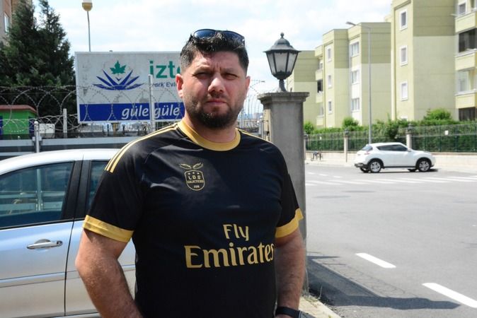 <p> Kaza anına şahit olan Yıldırım'ın komşusu Salih Karaca ise "Ben arabamı park ediyordum ve bir gürültü duydum. Ben bir aracın çöp konteynerına vurduğunu sandım. Gelip baktığımdaysa köpeğin can çekiştiğini gördüm. Hemen veterinere götürdüm ancak yetiştiremedim ve maalesef Casper'ı kaybettik. Kamera kayıtlarında inanılmaz bir hızla gelen aracın fren dahi yapmadan gittiğini gördük. Fren lambası hiç yanmıyordu. Gece ilerleyen saatlerde aradık ve aracı bulduk ama üzücü olan şu; insanlar neden bu kadar merhametsiz olur? Anlamak mümkün değil. Çarptın ve durabilirsin, çöp konteynerına çarpmadın sonuç olarak. Ben şunu rica ediyorum; ben de ilk defa böyle bir olayla karşılaşıyorum. Adli anlamda gerekli ceza neyse almış olması lazım. Benim de 2 evladım var, 10 ve 12 yaşlarında. Bu tehlikeyle onlar da karşı karşıya gelebilirdi. Burada bir engel yok, kasis yok. Yetkililerden rica ediyoruz gerekeni yapsınlar. Gerekli adli ceza verilsin. 8 bin lira ceza aldı. O zaman bir 8 bin daha versin bir daha yapsın. Ekonomik özgürlükle bu hak mı doğuyor insanlara? Ben buradan rica ediyorum gerekli işlem yapılsın bu inanılmaz derecede bir sorumsuzluk. Sağa sola kaçmadan ezip gitti Casper'ı o çocuk" ifadelerini kullandı.</p>