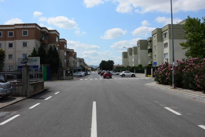 <p> Olay, 3 Ağustos gecesi  İzmit Alikahya Mahallesi Atatürk Caddesi üzerinde meydana geldi. Burcu Kübra Yıldırım, köpeği Caper'ı gezdirmeye çıkardığı esnada 77 AZ 675 plakalı Tofaş marka  otomobil köpeği ezerek kaçtı. Yıldırım, komşularının yardımıyla köpeği Casper’ı veteriner hekime götürdü. Casper, veteriner kliniğinde yapılan müdahalelere rağmen  kurtarılamadı. Köpeğinin ölümün ardından şikayetçi olan Burcu Kübra Yıldırım, olayın peşini bırakmayarak tek tek güvenlik kameraların inceledi ve köpeğine çarpan araca ulaştı. Köpeği Casper'a çarpıp ölümüne sebep olan kişinin 17 yaşındaki ehliyetsiz sürücü B.C. olduğunu tespit edildi. Aracın köpeğe çarpma anı ise saniye saniye güvenlik kamerası tarafından kaydedildi.<span style="background-color: #ffcc99;"><strong></strong></span></p>
<p><span style="background-color: #ffcc99;"><strong></strong></span></p>
<p><span style="background-color: #ffcc99;"><strong>HABER VE GÖRSELLER DEVAM EDİYOR, SAYFAYI İLERLETİNİZ</strong></span></p>