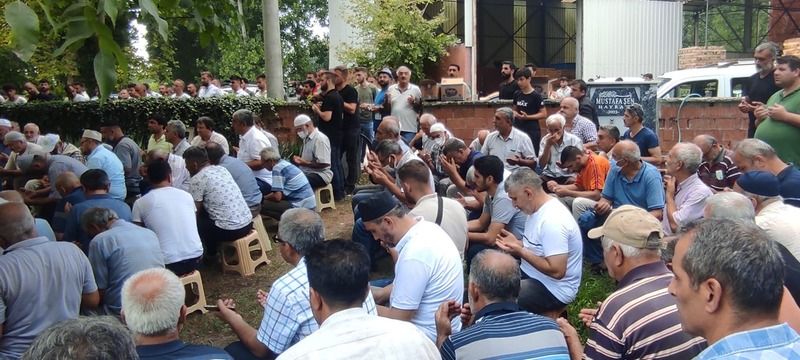 <p>Serinlemek için göle giren Aksarı, bir süre yüzdükten sonra suyun içinde gözden kayboldu. Aksarı’nın nişanlısı durumu 112 Acil Çağrı Merkezine bildirdi.</p>
<p><strong>HABER DEVAM EDİYOR,SAYFAYI İLERLETİNİZ &gt;&gt;&gt;</strong></p>